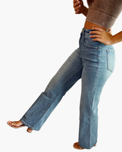 Load image into Gallery viewer, Leslie 90&#39;s Vintage Flare Jeans
